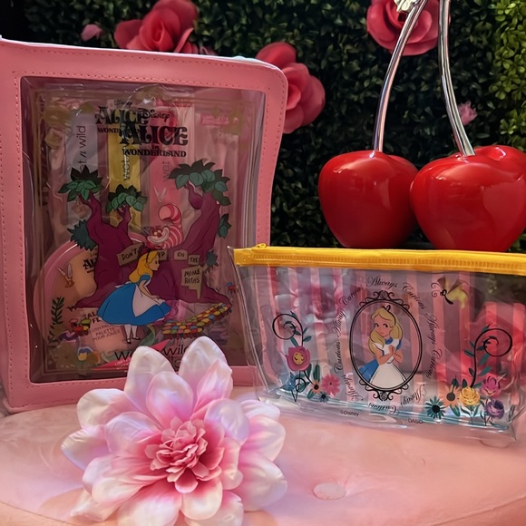 🩷🌸Alice and wonderland makeup bag bundle - Picture 9 of 10